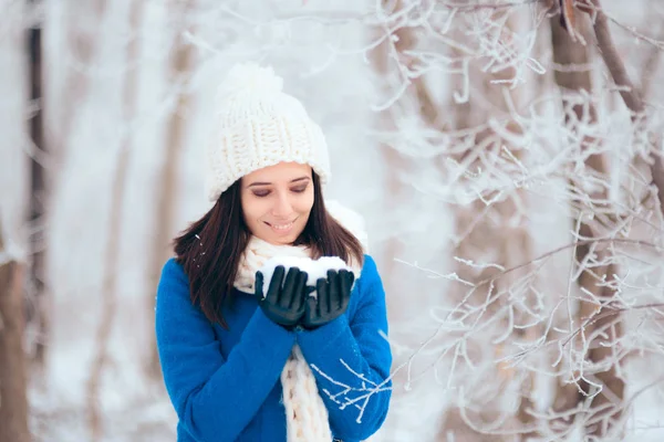 冬の肖像画で雪の屋外で遊ぶ幸せな女性 — ストック写真