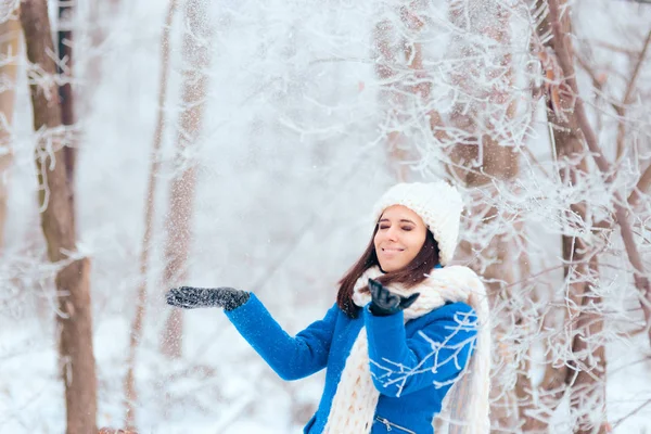 Mujer Feliz Jugando Con Nieve Aire Libre Retrato Invierno —  Fotos de Stock