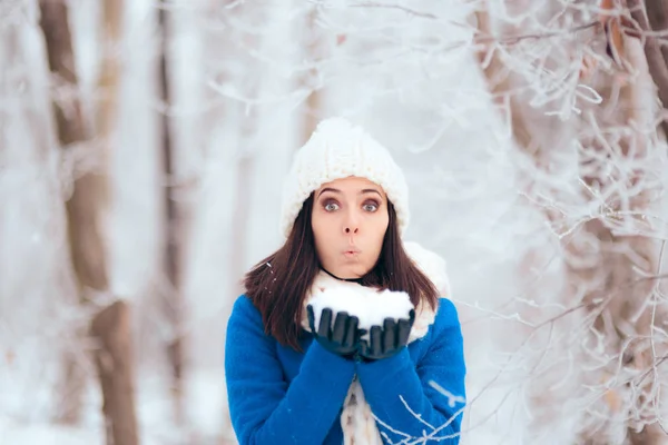 Счастливая Женщина Играющая Снегом Улице Зимнем Портрете — стоковое фото