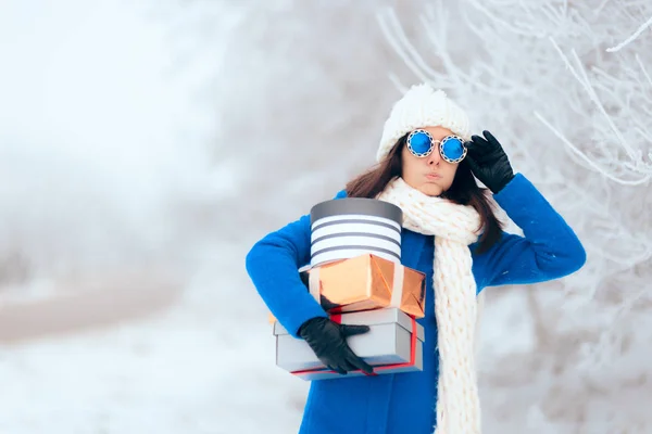 冬のクリスマスプレゼントを運ぶ疲れた女性 — ストック写真