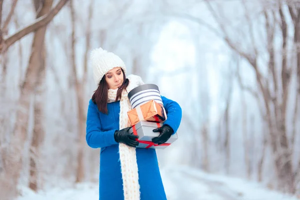 疲惫不堪的女人提着一堆过冬的圣诞礼物 — 图库照片