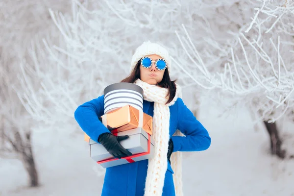 Femme Fatiguée Portant Une Pile Cadeaux Noël Hiver — Photo