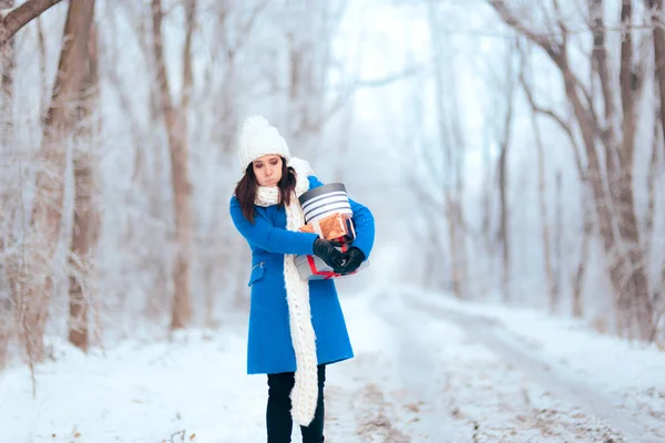 Mujer Sosteniendo Muchos Regalos Yendo Casa Para Navidad —  Fotos de Stock