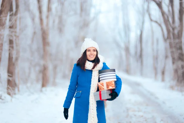 Mulher Segurando Muitos Presentes Indo Para Casa Para Natal — Fotografia de Stock