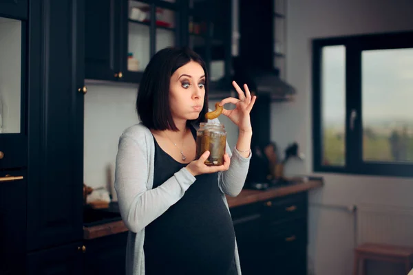 Έγκυος Γυναίκα Κρατώντας Ένα Βάζο Τουρσί Στην Κουζίνα — Φωτογραφία Αρχείου