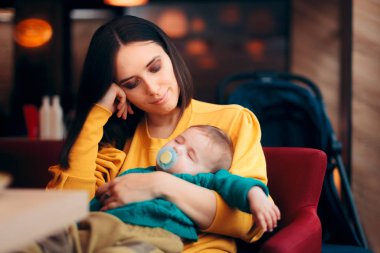 Mutlu Anne Tutuşları Uyuyan Bebek Kollarında