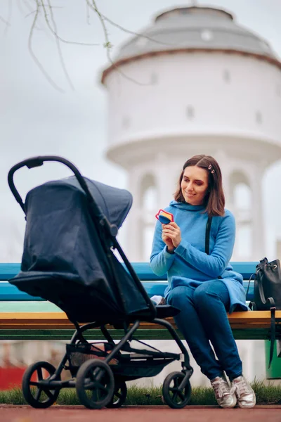 Mutter Mit Spielzeug Beim Spielen Mit Ihrem Baby — Stockfoto