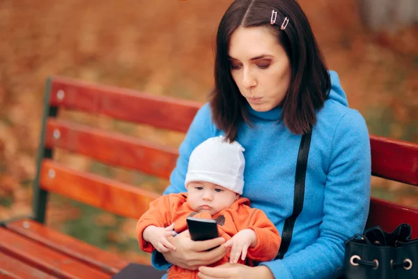 Mother Baby Checking Smartphone Park — Stock Photo, Image