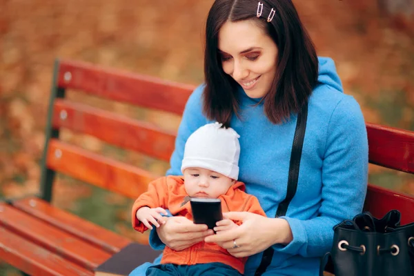 Mother Baby Checking Smartphone Park — Stock Photo, Image