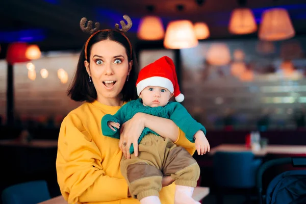 Bebê Curioso Procurando Papai Noel Uma Festa Natal — Fotografia de Stock