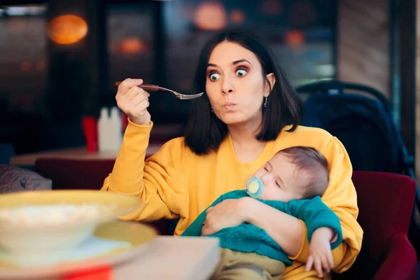 Mom Eating Holding Sleeping Baby Table — Stock Photo, Image