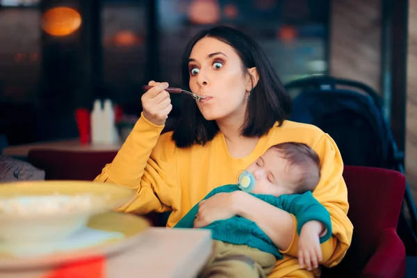 Mom Eating Holding Sleeping Baby Table — Stock Photo, Image