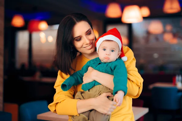 Droevige Teleurgestelde Baby Wachtend Kerstman Een Kerstfeest — Stockfoto