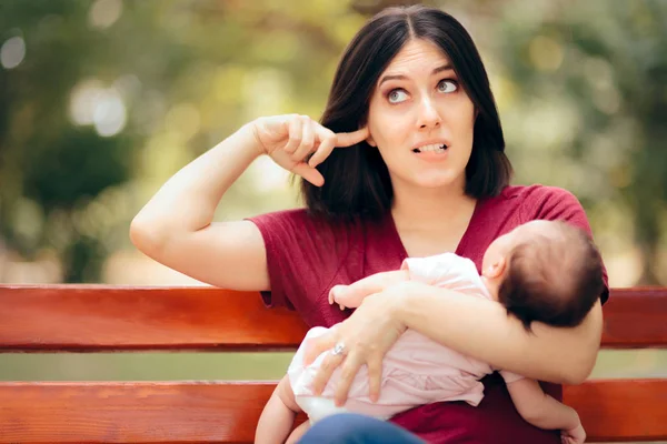 Mère Couvrant Ses Oreilles Tandis Que Bébé Pleure Bruyamment — Photo