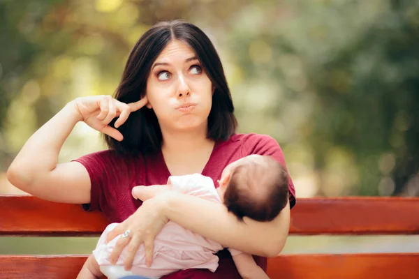 Mutter Verdeckt Ihre Ohren Während Baby Laut Schreit — Stockfoto