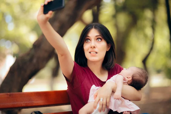 Mãe Tomando Selfie Com Seu Bebê Menina Parque — Fotografia de Stock