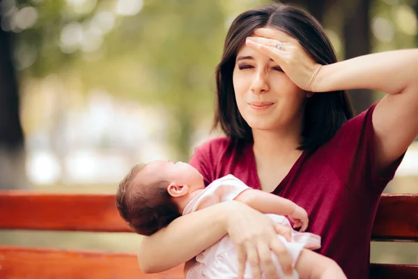 Stressad Ångestfylld Mor Håller Nyfödd Dotter — Stockfoto