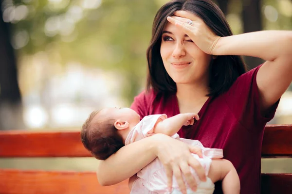 Estressado Ansioso Mãe Segurando Filha Recém Nascida — Fotografia de Stock
