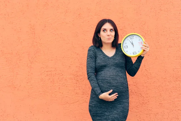 Neşeli Kız Bir Saat Tutuyor Bebeğini Bekliyor — Stok fotoğraf