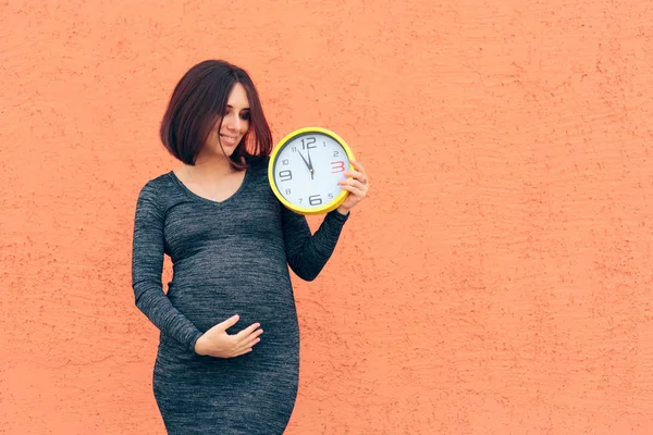 Vrolijk Meisje Holding Een Klok Afwachting Van Haar Baby — Stockfoto