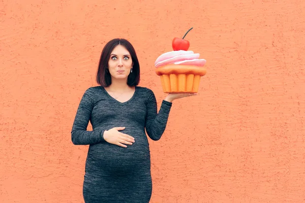 Těhotná Žena Touha Sweets Držení Obrovský Cupcake — Stock fotografie