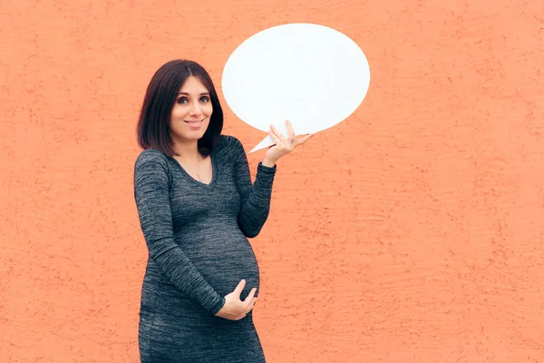 Kobieta Ciąży Trzymając Bańki Mowy Dokonywanie Ogłoszenia — Zdjęcie stockowe