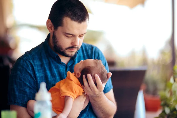 Liefdevolle Vader Holding Pasgeboren Baby Buiten — Stockfoto