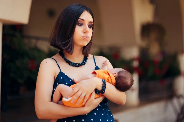 Gestresste Junge Mutter Beruhigt Ihr Baby — Stockfoto