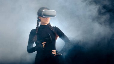 Vr Gözlüklü Kadın Silah Tutuyor