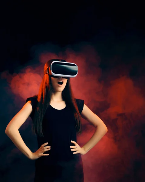 Donna Con Occhiali Nell Esperienza Realtà Aumentata Virtuale — Foto Stock