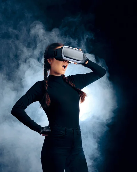 Woman Glasses Virtual Augmented Reality Experience — Stock Photo, Image