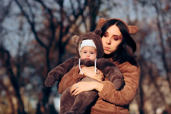 Lelah Ibu Memegang Kesal Bayi Putri Taman — Stok Foto