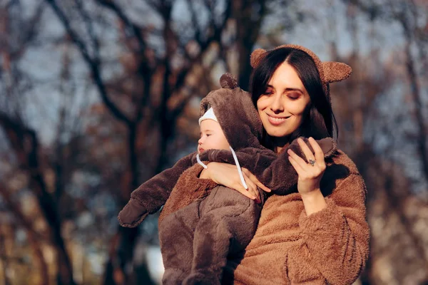 Mor Och Dotter Bär Söta Liknande Kläder — Stockfoto