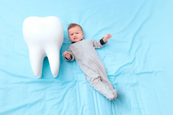 Bayi Menangis Memiliki Gigi Susu Pertamanya — Stok Foto