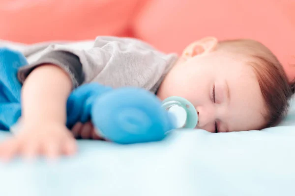 Carino Bambino Dormire Con Ciuccio Giocattolo Preferito — Foto Stock