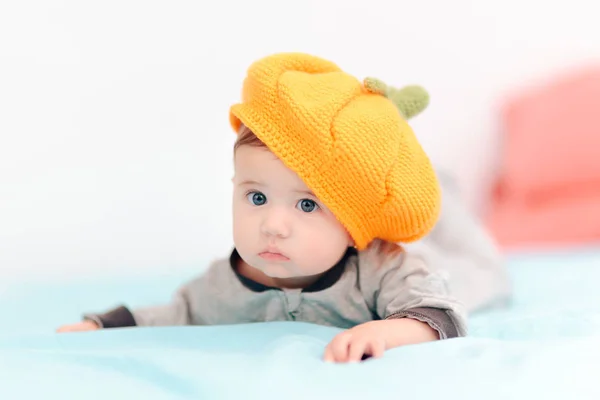 Grappig Baby Meisje Dragen Gebreide Pompoen Hoed — Stockfoto