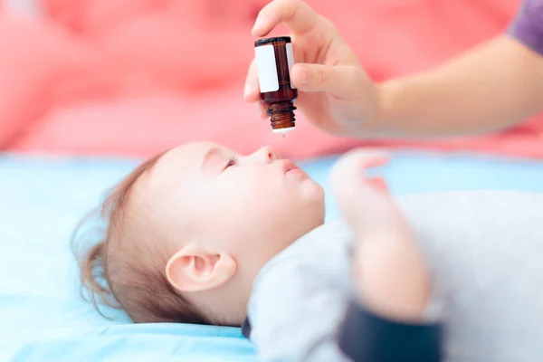 Mutter Verabreicht Ihrem Baby Vitamin Medikamente — Stockfoto
