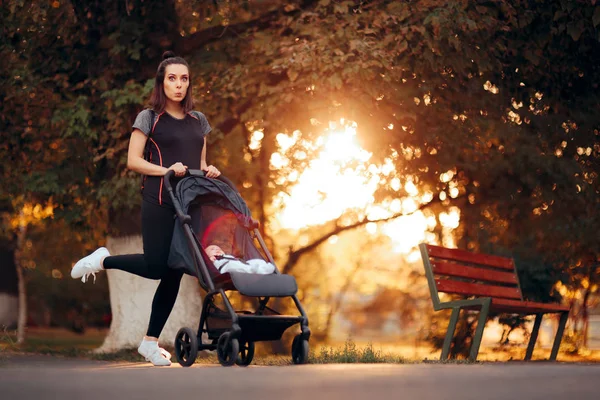 Aktiv Mor Bär Sportig Outfit Pushing Barnvagn Parken — Stockfoto