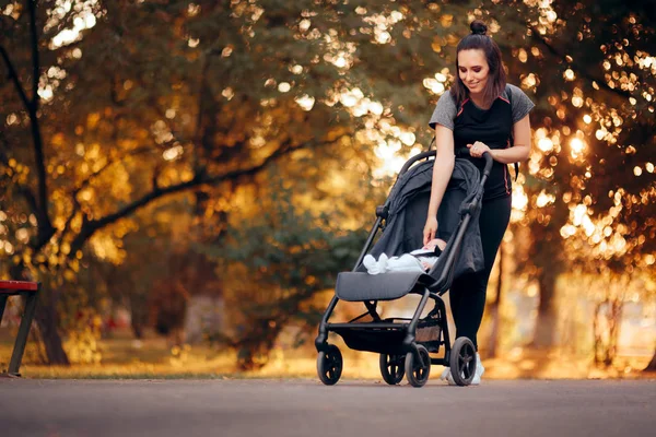 Aktiv Mor Bär Sportig Outfit Pushing Barnvagn Parken — Stockfoto