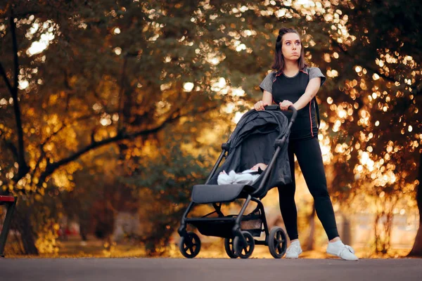 Rolig Mor Bär Sportig Outfit Pushing Barnvagn Parken — Stockfoto