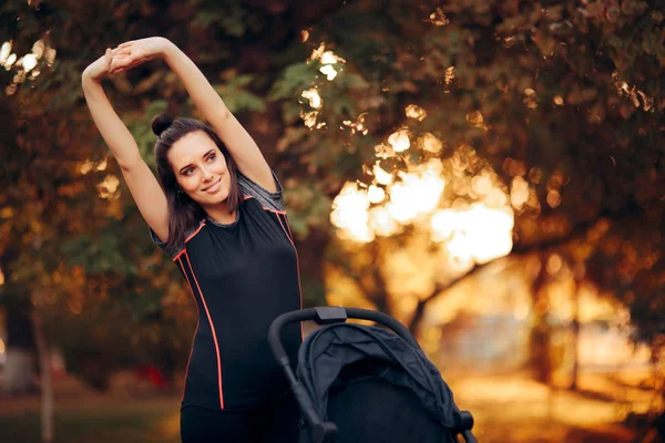 Mujer Estirándose Parque Junto Cochecito Bebé — Foto de Stock