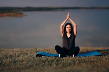 Lotus Poz Veren Hamile Kadın Doğum Öncesi Yoga Yapıyor 