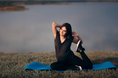 Hamile Kadın Deniz Kızı Poz Veriyor Doğum öncesi Yoga Yapıyor 