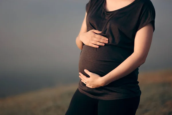 Detalle Una Madre Embarazada Amorosa Sosteniendo Vientre —  Fotos de Stock