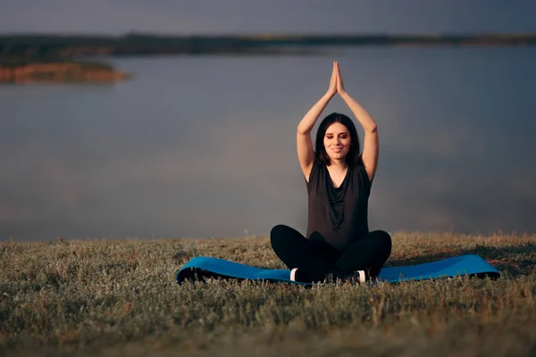 Lotus Poz Veren Hamile Kadın Doğum Öncesi Yoga Yapıyor — Stok fotoğraf