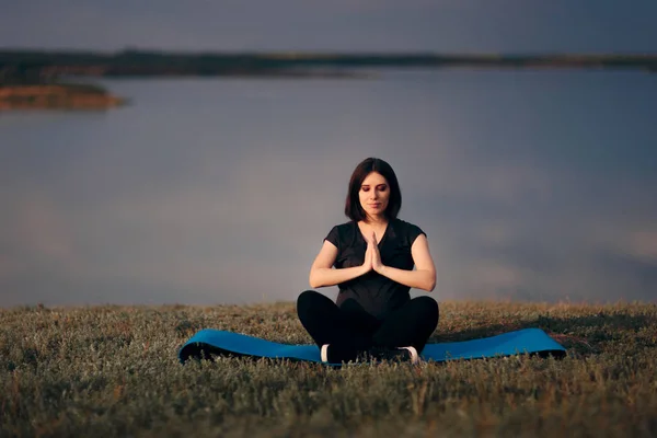 Lotus Poz Veren Hamile Kadın Doğum Öncesi Yoga Yapıyor — Stok fotoğraf