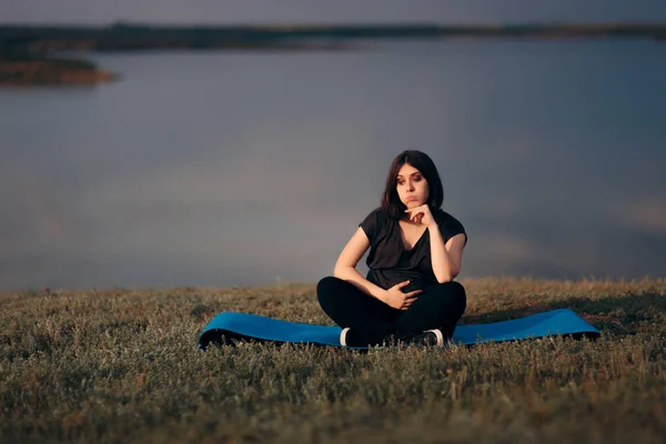 Sıkıcı Hamile Kadın Yoga Mat Oturuyor — Stok fotoğraf