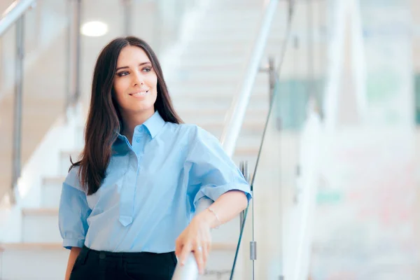 Retrato Una Mujer Negocios Edificio Oficinas — Foto de Stock