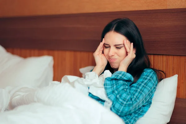 Άρρωστη Γυναίκα Που Έχει Ημικρανία Αισθάνεται Κρύο Στο Κρεβάτι — Φωτογραφία Αρχείου