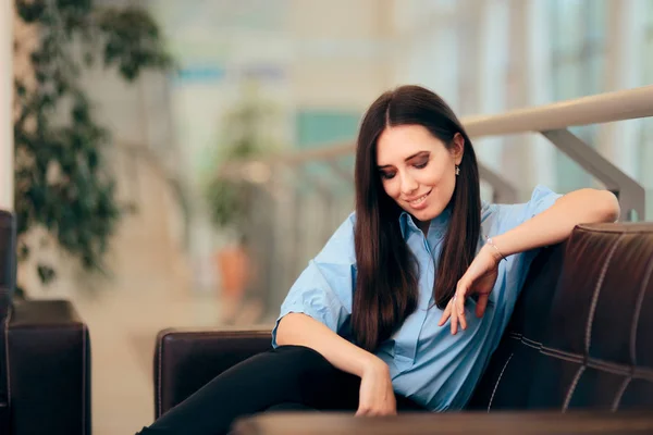 Femme Assise Sur Canapé Dans Salle Attente — Photo